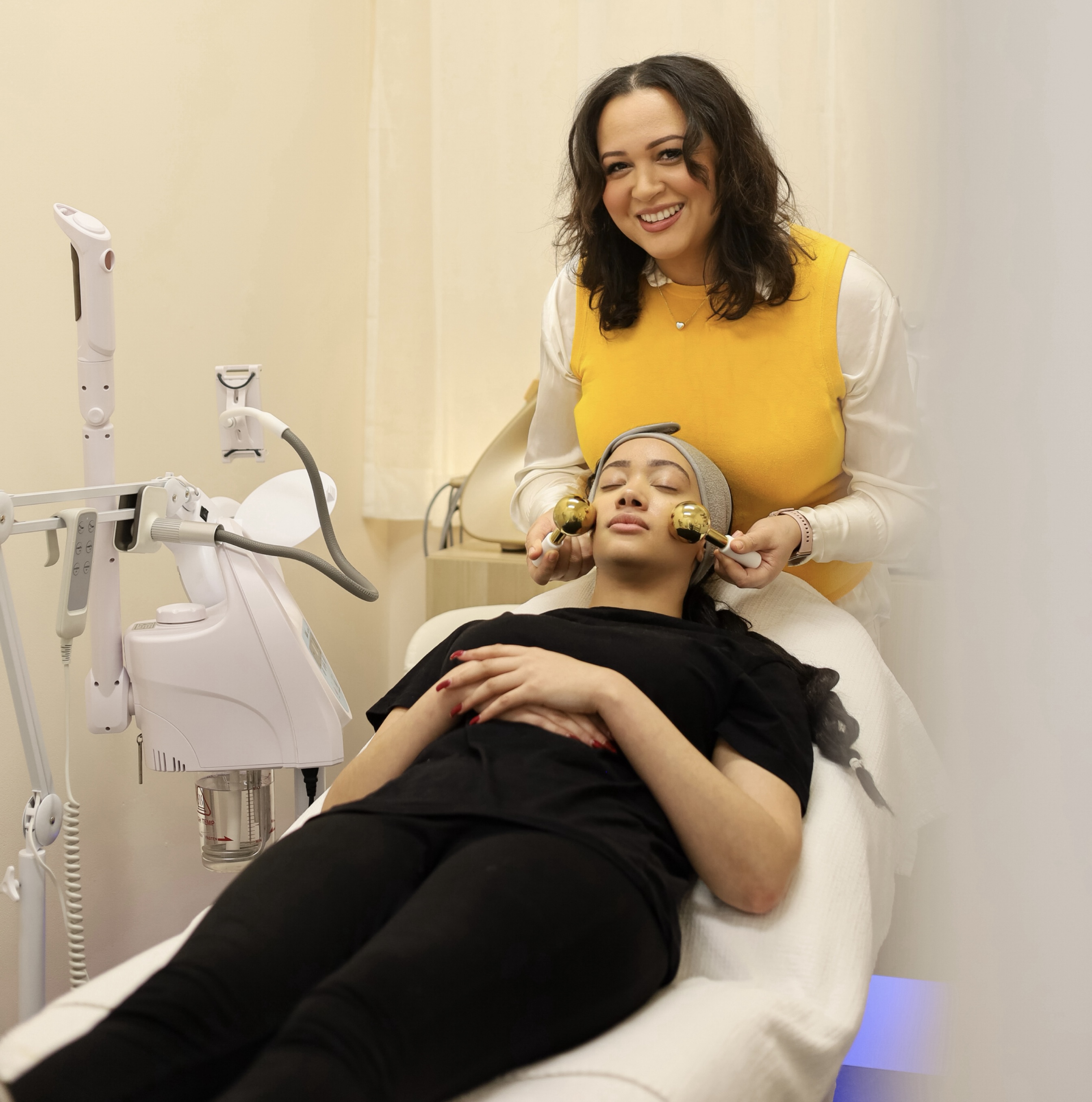 Estacy's gezichtsbehandeling: Stacy is bezig met het gezicht van een klant